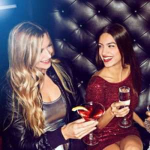 Cenas con espectáculos para despedidas de solteros en Barcelona